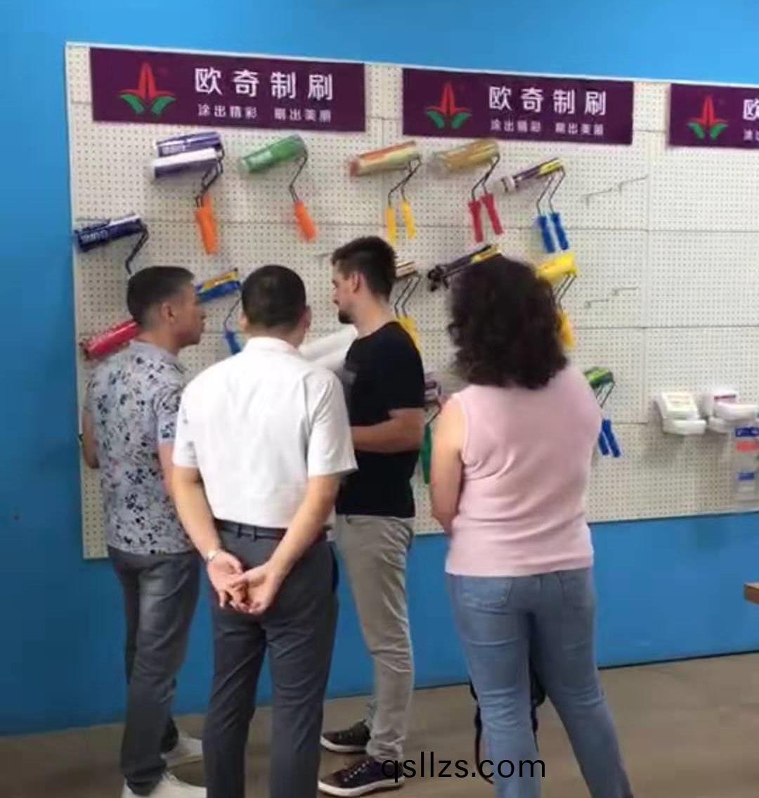 國外(wai)友(you)人蓡(shen)觀(guan)歐奇製(zhi)刷(shua)